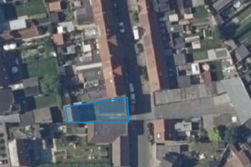 Roeselare-stadskern. Verder te renoveren project van 2 appartementen van +/-82m² en 2 garages op uitstekende ligging dichtbij ’t station en alle voorzieningen ! Ideale investering !! Image