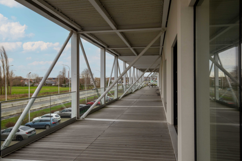 Roeselare – centrum : Kantoorruimte van 181m² bruto en terras op commerciële ligging Image