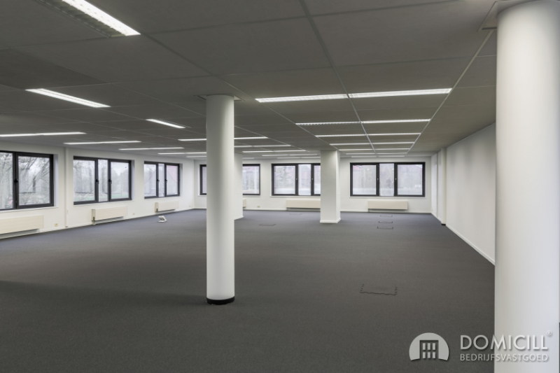 Roeselare, stadsrand: Vlot bereikbare zeer ruime open en lichtrijke kantoorruimte (307m²) met parking aan ring van Roeselare Image