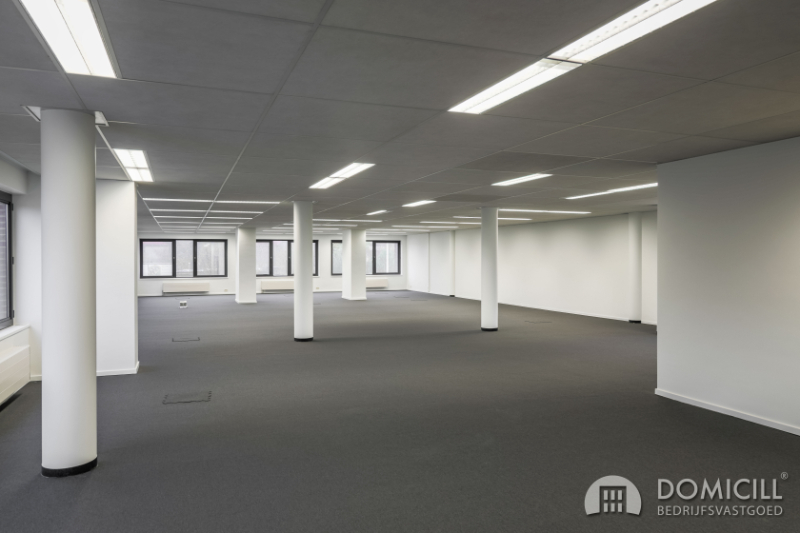 Roeselare, stadsrand: Vlot bereikbare zeer ruime open en lichtrijke kantoorruimte (307m2) met parking aan ring van Roeselare Image